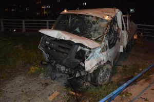 Takla atan kamyonetin s&uuml;r&uuml;c&uuml;s&uuml; &ouml;ld&uuml;