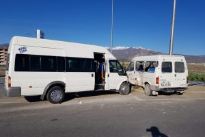 İş&ccedil;i taşıyan minib&uuml;sler &ccedil;arpıştı: 8 yaralı
