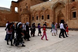 İshak Paşa Sarayı'na turist akını