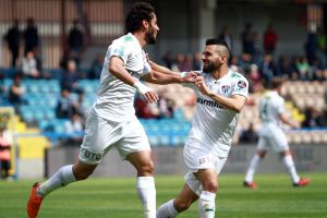 Bursasporlu futbolcular galibiyetin sevincini yaşıyor