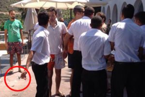 Otelin restoranında gen&ccedil; &ccedil;ift ve arkadaşlarına şok! O garsonlar...