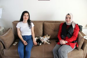 Sokakta bulduğu kediye ilanla 's&uuml;t anne' buldu