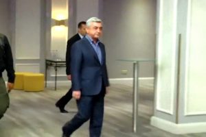 Sarkisyan salonu terk etti