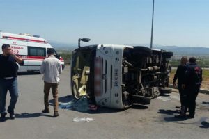Midib&uuml;s ve tır &ccedil;arpıştı: &Ccedil;ok sayıda asker yaralı