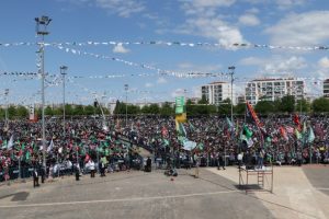 Peygamber sevgisi meydana sığmadı