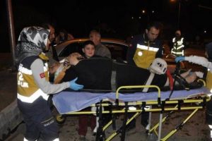 Yaralanan annesinin elini bir an olsun bırakmadı