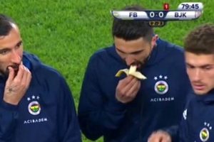 Derbide muz yemesinin sebebini a&ccedil;ıkladı!