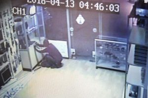 Hırsızlık yaparken fark edilince tepki g&ouml;sterdi
