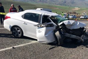 Elazığ'da trafik kazası! &Ouml;l&uuml; ve yaralı var
