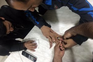 Sıkışan y&uuml;z&uuml;ğ&uuml;n yardımına itfaiye koştu!