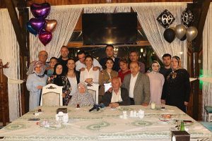 77'lik dededen eşine s&uuml;rpriz
