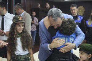 Bursa'da emniyet m&uuml;d&uuml;r&uuml;nden engelli kıza doğum g&uuml;n&uuml; s&uuml;rprizi