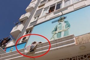 D&uuml;şen halıyı almaya &ccedil;alışırken ağır yaralandı