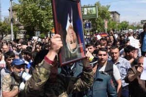 Ermenistan'da deprem! Sarkisyan istifa etti