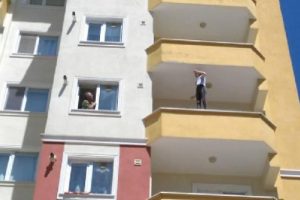 İntihar i&ccedil;in balkona &ccedil;ıkan kızı, polis kurtardı