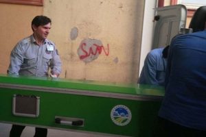 Forkliftten devrilen y&uuml;k&uuml;n altında kalan iş&ccedil;i &ouml;ld&uuml;