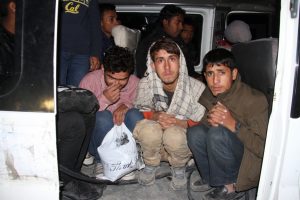 Jandarmadan ka&ccedil;ak g&ouml;&ccedil;menlere sıcak ilgi!
