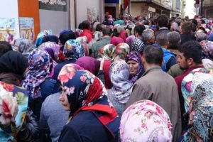 İzdiham oluştu! Kuyruğun sonu g&ouml;r&uuml;nm&uuml;yor