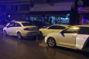 Park halindeki otomobillere tekme tokat saldırı!