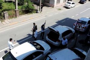 D&uuml;ğ&uuml;n konvoyunu kana bulayacaklardı!
