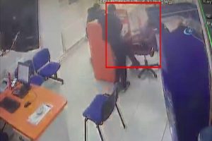 Telefon bataryası elinde b&ouml;yle patladı