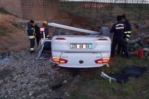 Otomobil k&ouml;pr&uuml;den u&ccedil;tu: 1 &ouml;l&uuml;, 1 yaralı