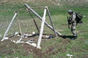 Ter&ouml;ristlere ait 5 sığınak imha edildi