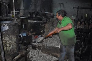 Bursa'da asırlık makinede doğal ayçiçeği yağı üretiyor