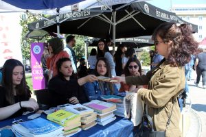 Bu festivalde para değil, kitap ge&ccedil;iyor