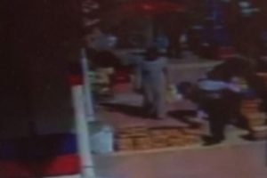 Kafasına &ccedil;atıdan demir d&uuml;şt&uuml;, o anlar kameraya yansıdı