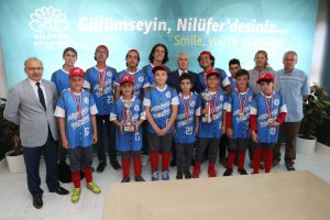 T&uuml;rkiye şampiyonlarından Nil&uuml;fer Belediye Başkanı Bozbey'e ziyaret