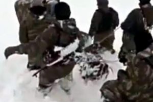 Donma tehlikesi ge&ccedil;iren korucu, b&ouml;yle dağdan indirildi