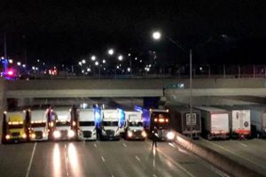 İntihara yeltenen adamı kurtarmak i&ccedil;in bu yolu denediler!