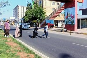 Kazayı seyredip &uuml;st ge&ccedil;it yerine yine yolu kullandılar
