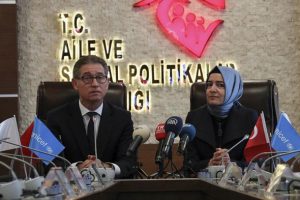 Sokakta &ccedil;alışan yabancı uyruklu &ccedil;ocuklara şefkat eli