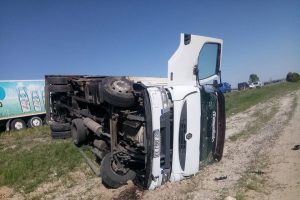 Direksiyon hakimiyetini kaybeden kamyon şarampole devrildi