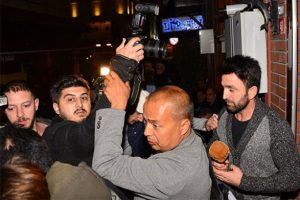 Emrah'ın yardımcıları gazetecilere saldırdı!
