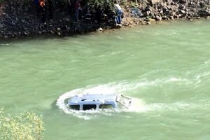 Ara&ccedil; &ccedil;aya u&ccedil;tu: 1 &ouml;l&uuml;, 1 yaralı, 1 kayıp