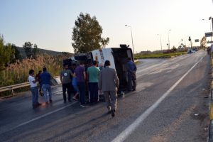 Servis minibüsü ile Bursa plakalı otomobil çarpıştı: 25 yaralı