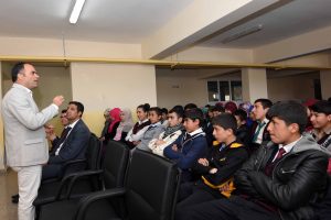 &Ouml;ğrencilere kariyer g&uuml;nleri ile meslek tanıtımı yapıldı