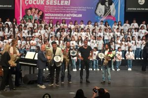 &Ccedil;ocuklar Barış Man&ccedil;o şarkılarını seslendirdi