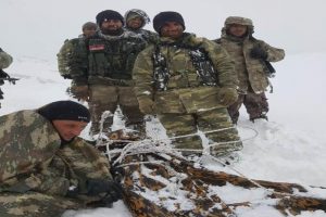 Mehmet&ccedil;iğin n&ouml;beti kar kış demeden s&uuml;r&uuml;yor