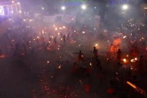 Hindistan'da Ateş Savaşı Festivali d&uuml;zenlendi