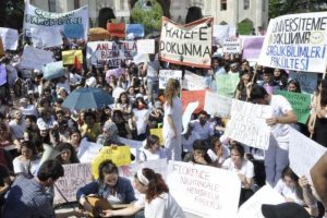İstanbul &Uuml;niversitesi'nde b&ouml;l&uuml;nme protestosu!