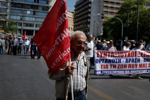 Emekliler kemer sıkma politikasına karşı y&uuml;r&uuml;d&uuml;
