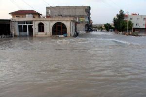 Nusaybin'de su borusu patladı, yollar g&ouml;le d&ouml;nd&uuml;