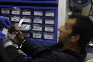 Eşini başkasıyla yakalayan cezaevi firarisi dehşet sa&ccedil;tı