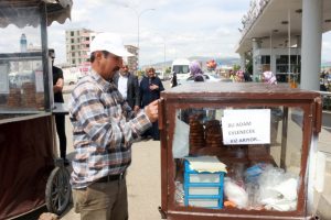 Arabasına yazdığı yazıyla eş arıyor
