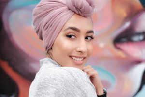 &Uuml;nl&uuml; model t&uuml;rbanı y&uuml;z&uuml;nden işinden oldu
