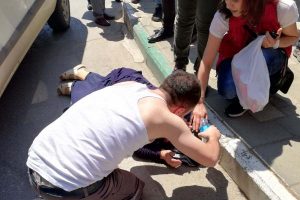 Bursa'da s&uuml;r&uuml;c&uuml; ara&ccedil;tan inip &ccedil;arptığı kadına su i&ccedil;irdi